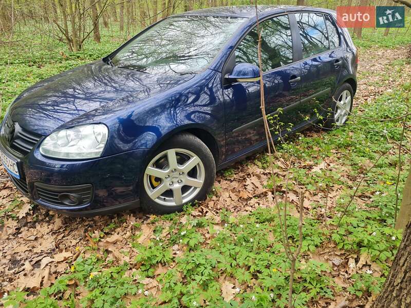 Хетчбек Volkswagen Golf 2005 в Шептицькому