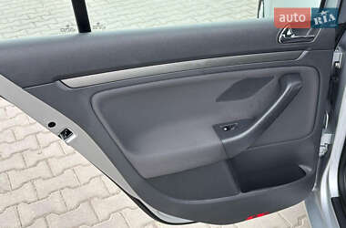 Хэтчбек Volkswagen Golf 2005 в 