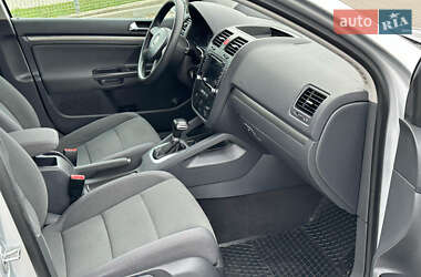 Хэтчбек Volkswagen Golf 2005 в 