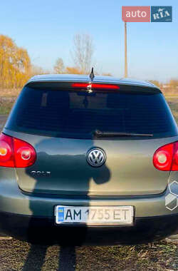 Хэтчбек Volkswagen Golf 2005 в 