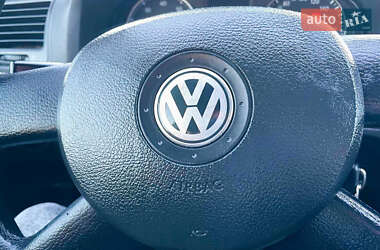 Хэтчбек Volkswagen Golf 2005 в 