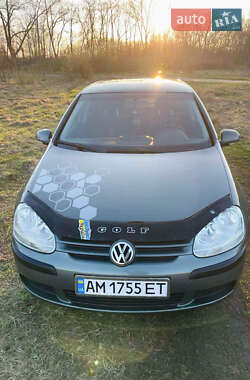 Хэтчбек Volkswagen Golf 2005 в 