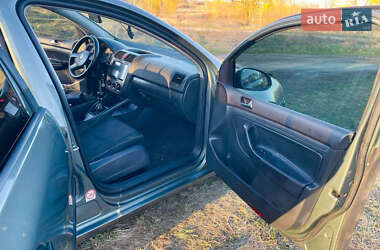Хэтчбек Volkswagen Golf 2005 в 