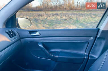 Хэтчбек Volkswagen Golf 2005 в 