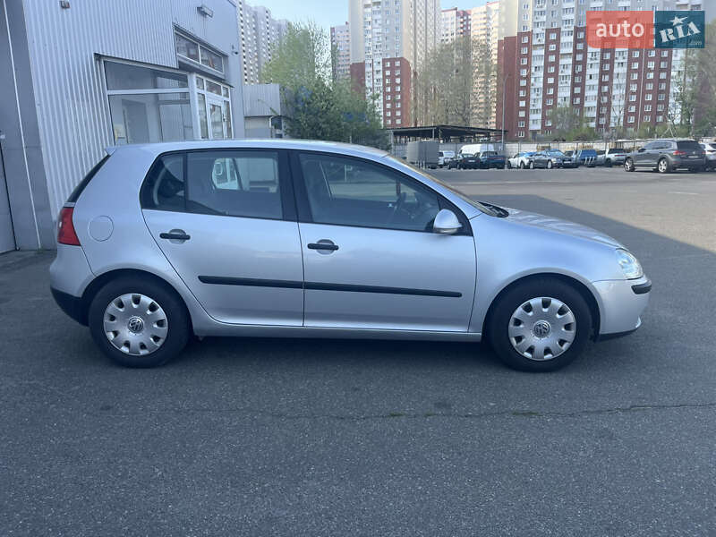 Хетчбек Volkswagen Golf 2005 в Києві