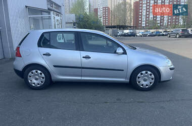 Хэтчбек Volkswagen Golf 2005 в 