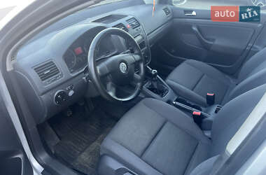 Хэтчбек Volkswagen Golf 2005 в 