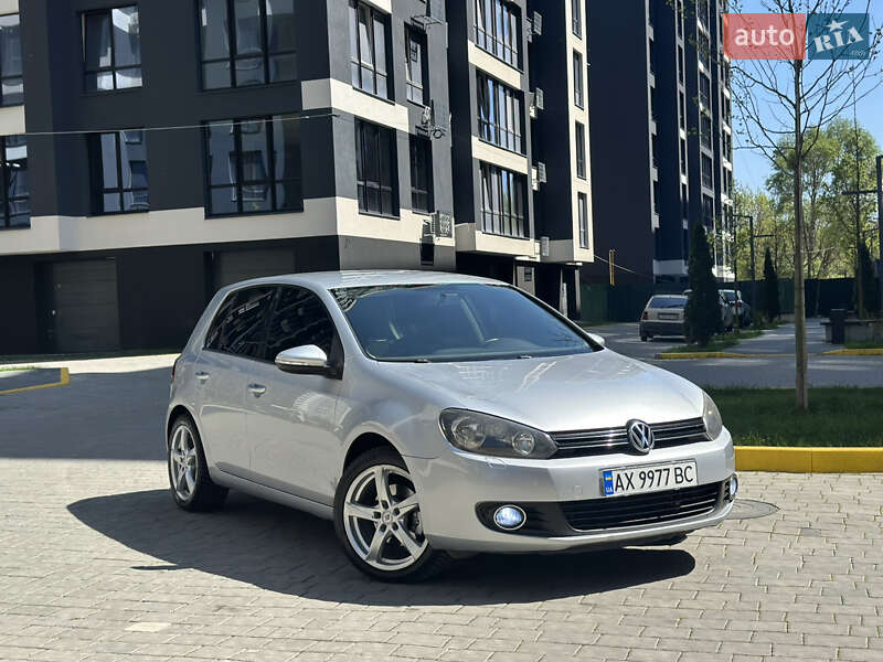 Хетчбек Volkswagen Golf 2012 в 