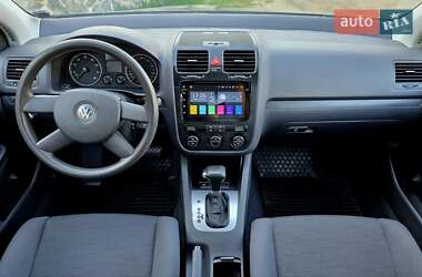 Хэтчбек Volkswagen Golf 2005 в 