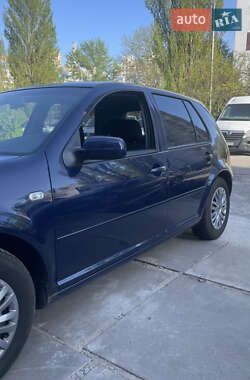 Хэтчбек Volkswagen Golf 2002 в 