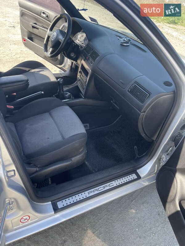 Универсал Volkswagen Golf 2003 в Ровно