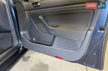 Хэтчбек Volkswagen Golf 2004 в 
