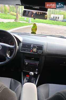 Хэтчбек Volkswagen Golf 2001 в 