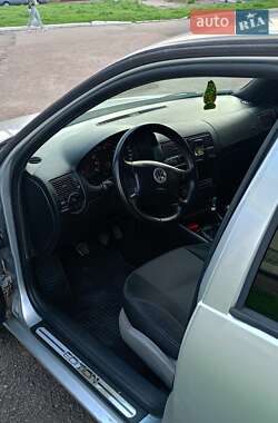 Хэтчбек Volkswagen Golf 2001 в 