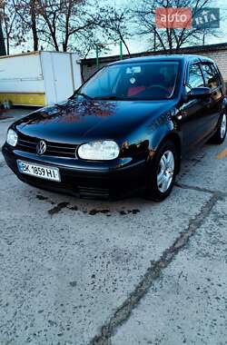 Хэтчбек Volkswagen Golf 2002 в Вараше