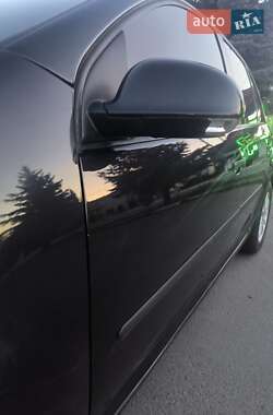 Хэтчбек Volkswagen Golf 2004 в 