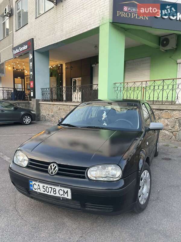 Хэтчбек Volkswagen Golf 2000 в 