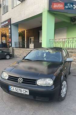 Хэтчбек Volkswagen Golf 2000 в 