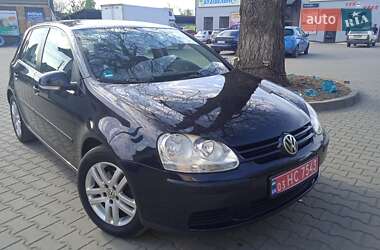Хэтчбек Volkswagen Golf 2005 в 