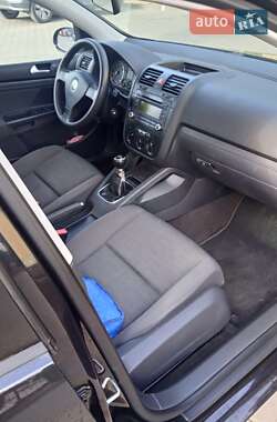 Хэтчбек Volkswagen Golf 2005 в 