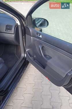 Хэтчбек Volkswagen Golf 2005 в 