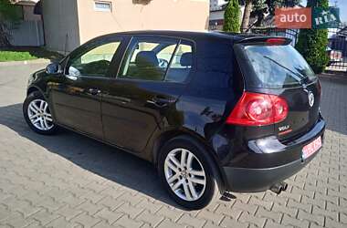 Хэтчбек Volkswagen Golf 2005 в 