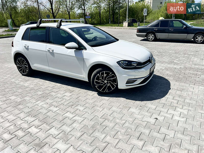 Хетчбек Volkswagen Golf 2020 в Чернівцях
