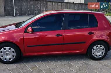 Хэтчбек Volkswagen Golf 2005 в 