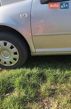 Хэтчбек Volkswagen Golf 2003 в 