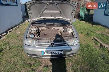 Хэтчбек Volkswagen Golf 2003 в 