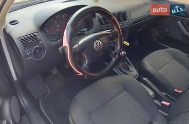 Хетчбек Volkswagen Golf 2001 в 