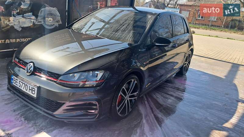 Хэтчбек Volkswagen Golf 2016 в 