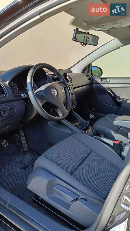 Хэтчбек Volkswagen Golf 2005 в Тысменице