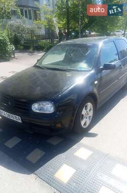 Хэтчбек Volkswagen Golf 2000 в 