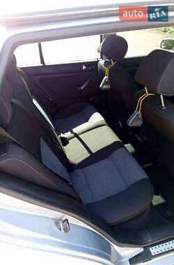 Хэтчбек Volkswagen Golf 2003 в 