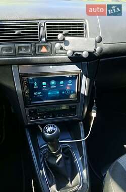 Хэтчбек Volkswagen Golf 2003 в 