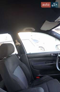 Хетчбек Volkswagen Golf 2003 в 