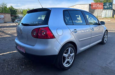Хэтчбек Volkswagen Golf 2005 в 