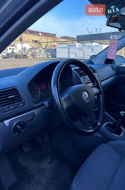 Хэтчбек Volkswagen Golf 2005 в 