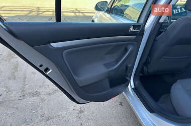 Хэтчбек Volkswagen Golf 2005 в 