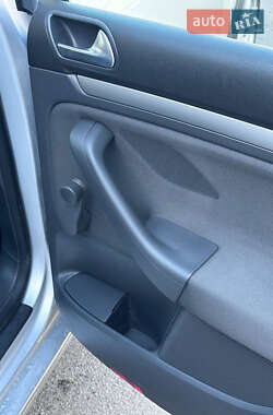 Хэтчбек Volkswagen Golf 2005 в 