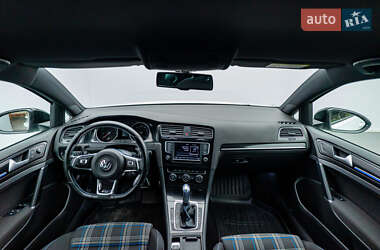Хетчбек Volkswagen Golf 2015 в 