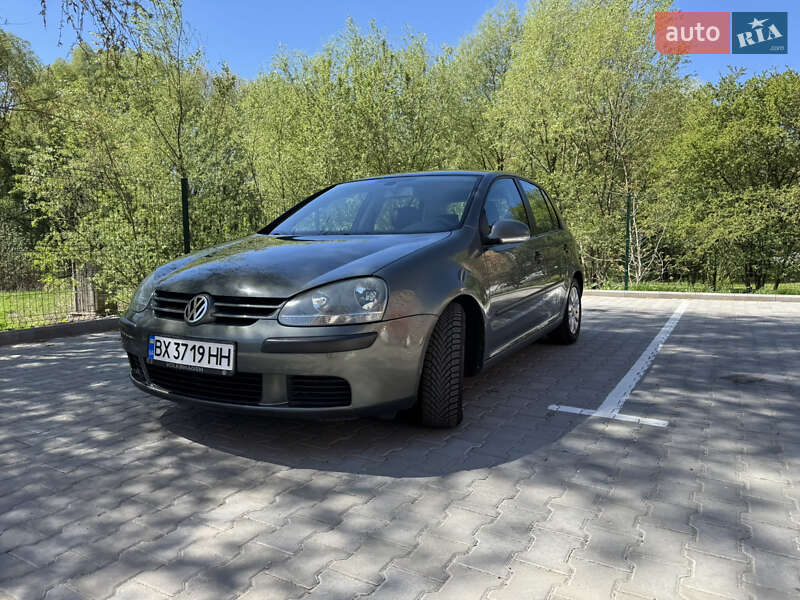 Хетчбек Volkswagen Golf 2004 в Хмельницькому