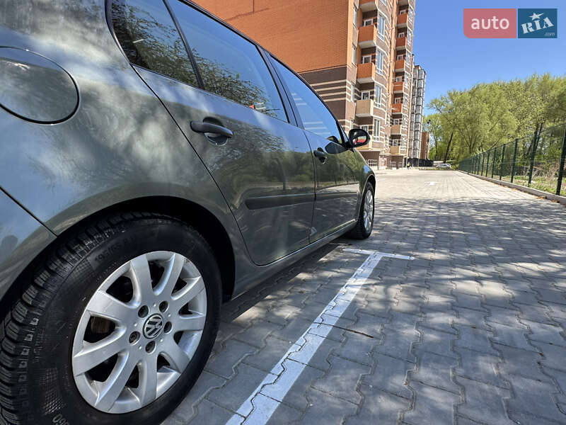 Хетчбек Volkswagen Golf 2004 в Хмельницькому