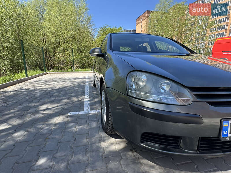 Хетчбек Volkswagen Golf 2004 в Хмельницькому