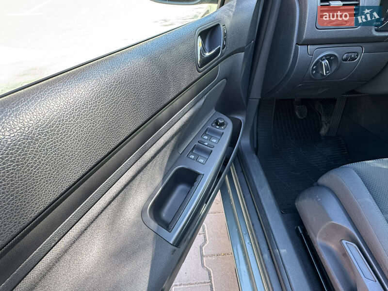 Хетчбек Volkswagen Golf 2004 в Хмельницькому