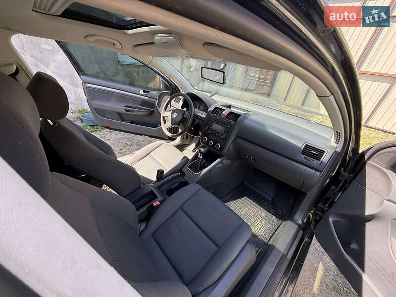 Хетчбек Volkswagen Golf 2004 в Рівному