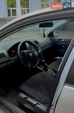 Хэтчбек Volkswagen Golf 2004 в 