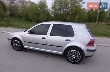 Хэтчбек Volkswagen Golf 2000 в 