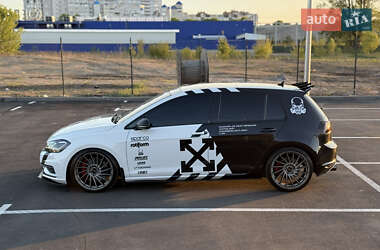Хетчбек Volkswagen Golf 2017 в 